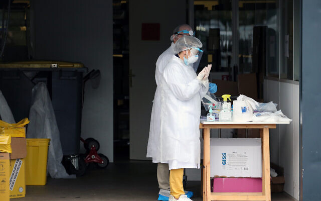 Medical staff prepare to test people in their cars with COVID-19 symptoms, at a drive-through testing site outside a medical biology laboratory in Anglet, southwestern France, April 20, 2020. (Bob Edme/AP) Medical staff prepare to test people in their cars with COVID-19 symptoms, at a drive-through testing site outside a medical biology laboratory in Anglet, southwestern France, April 20, 2020. (Bob Edme/AP)