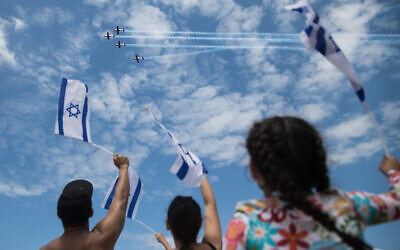 People at Bograshov Beach in Tel Aviv watch the military airshow on Israel's 71st Independence Day, May 9, 2019 (Hadas Parush/Flash90)