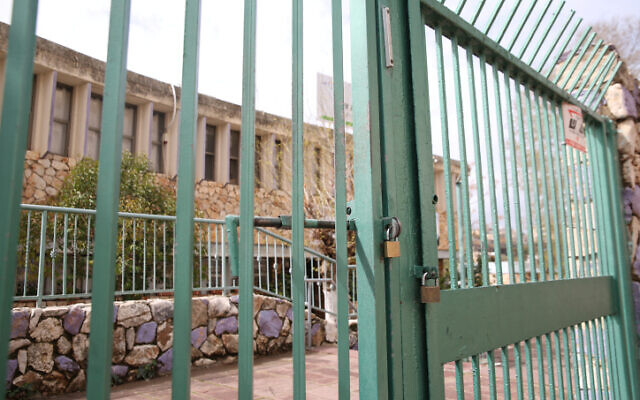 A closed school in the northern Israeli city of Safed, March 13, 2020. (David Cohen/Flash90)