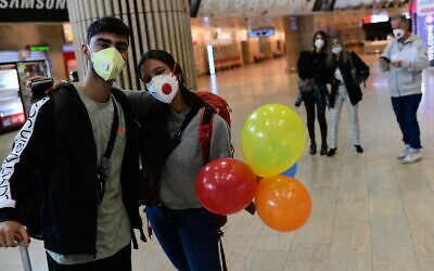 Israeli travelers who had been stranded in South America, arrive at Ben Gurion airport on March 23, 2020, from Sao Paulo, through New York. (Tomer Neuberg/Flash90)