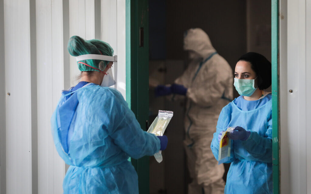 Shaarei Zedek hospital medical team, wearing protective clothing, as a preventive measure against the coronavirus in Jerusalem on March 30, 2020 (Yossi Zamir/Flash90) Shaarei Zedek hospital medical team, wearing protective clothing, as a preventive measure against the coronavirus in Jerusalem on March 30, 2020 (Yossi Zamir/Flash90)