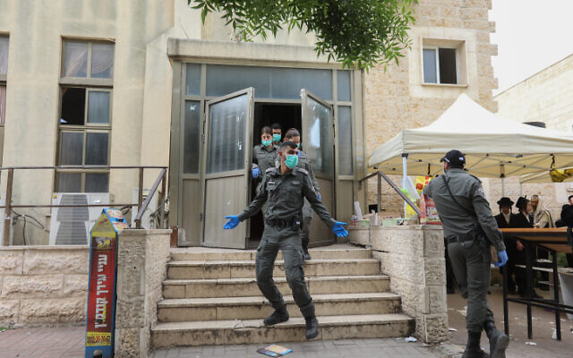 Police officers close synagogues and disperse public gatherings in an ultra-Orthodox neighborhood in Beit Shemesh on March 31, 2020 (Yaakov Lederman/Flash90) Police officers close synagogues and disperse public gatherings in an ultra-Orthodox neighborhood in Beit Shemesh on March 31, 2020 (Yaakov Lederman/Flash90)