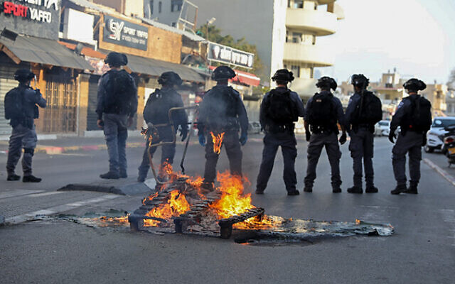 Police seen after riots break out in Jaffa on April 1, 2020 (Yossi Aloni/Flash90)