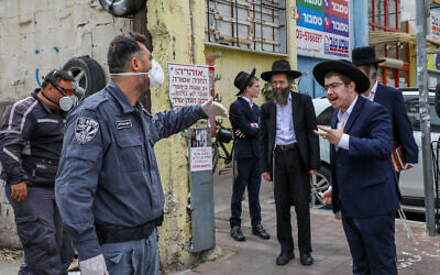 Police officers arrive to close synagogues in the city of Bnei Brak on April 1, 2020. (Yossi Zamir/Flash90)