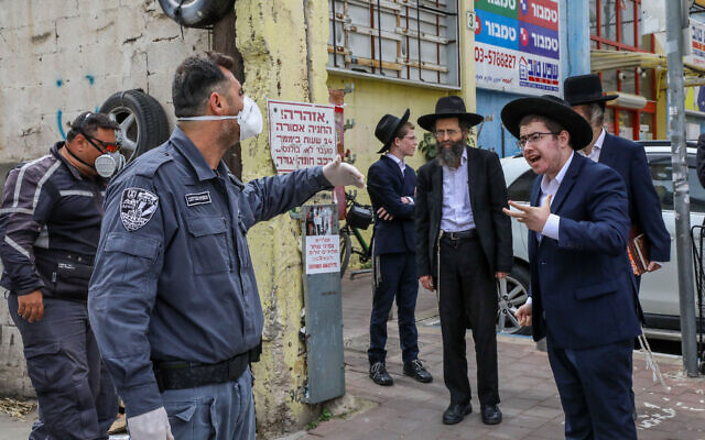Police officers arrive to close synagogues in the city of Bnei Brak on April 1, 2020. (Yossi Zamir/Flash90) Police officers arrive to close synagogues in the city of Bnei Brak on April 1, 2020. (Yossi Zamir/Flash90)
