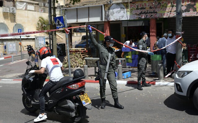 Border Police officers inspect drivers in a checkpoint at the exit of the ultra-Orthodox city of Bnei Brak on April 3, 2020 (Gili Yaari /Flash90) Border Police officers inspect drivers in a checkpoint at the exit of the ultra-Orthodox city of Bnei Brak on April 3, 2020 (Gili Yaari /Flash90)