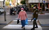Israel Police set up temporary checkpoints at the entrance to the ultra-Orthodox Jewish city of Bnei Brak as part of an effort to enforce lockdown in order to prevent the spread of the coronavirus, April 3, 2020. (Tomer Neuberg/Flash90)