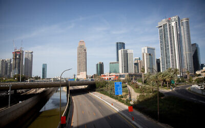 The empty Ayalon highway in Tel Aviv on April 4, 2020. (Miriam Alster/Flash90)