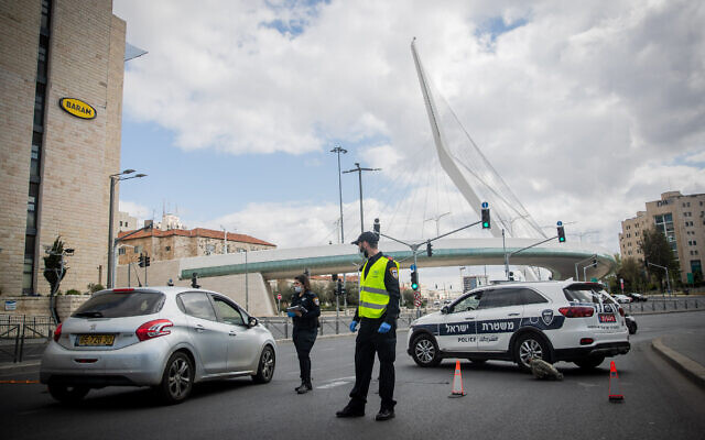 Police at a temporary checkpoint at the entrance to Jerusalem on April 8, 2020, to check Israelis are adhering to coronavirus-related restrictions. (Yonatan Sindel/Flash90)