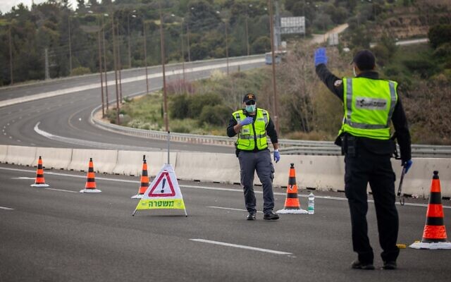Police at a temporary checkpoint on Route 1 outside Jerusalem on April 8, 2020. (Yonatan Sindel/Flash90)