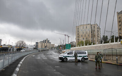 Israeli police at a temporary checkpoint to enforce travel restrictions due to the coronavirus in Jerusalem on April 11, 2020. (Olivier Fitoussi/Flash90)