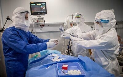 A medical team treats a patient with COVID-19 at the coronavirus unit, in Mayanei Hayeshua Medical Center, Bnei Brak, Israel, April 13, 2020. (Nati Shohat/Flash90)