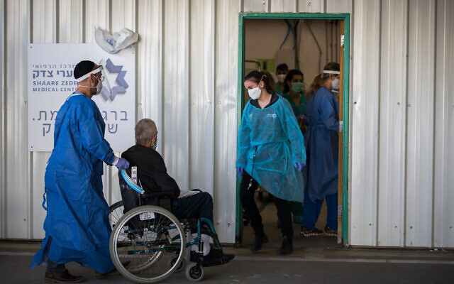 Shaare Zedek Medical team receive a patient with suspected coronavirus in Jerusalem on April 16, 2020. (Nati Shohat/Flash90) Shaare Zedek Medical team receive a patient with suspected coronavirus in Jerusalem on April 16, 2020. (Nati Shohat/Flash90)