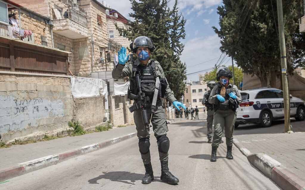 Border Police officers enforce a curfew in the ultra Orthodox Jewish neighborhood of Mea Shearim in Jerusalem, April 16, 2020. (Yonatan Sindel/Flash90) Border Police officers enforce a curfew in the ultra Orthodox Jewish neighborhood of Mea Shearim in Jerusalem, April 16, 2020. (Yonatan Sindel/Flash90)