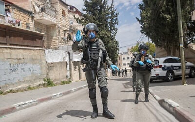 Border Police officers enforce a curfew in the ultra Orthodox Jewish neighborhood of Mea Shearim in Jerusalem, April 16, 2020. (Yonatan Sindel/Flash90) Border Police officers enforce a curfew in the ultra Orthodox Jewish neighborhood of Mea Shearim in Jerusalem, April 16, 2020. (Yonatan Sindel/Flash90)