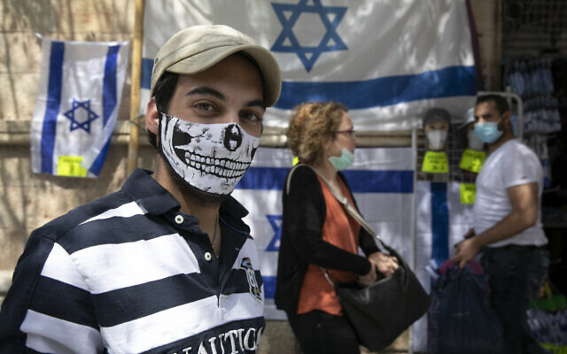 Israelis wearing face masks in the City Center of Jerusalem on April 20, 2020. (Olivier Fitoussi/Flash90) Israelis wearing face masks in the City Center of Jerusalem on April 20, 2020. (Olivier Fitoussi/Flash90)