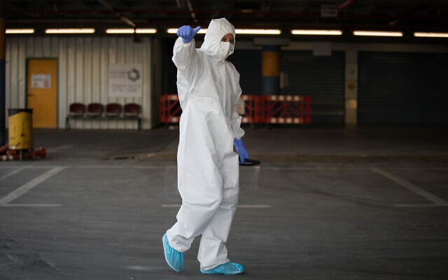 A paramedic in protective gear outside the coronavirus unit at Shaare Zedek Medical Center in Jerusalem on April 21, 2020. (Nati Shohat/Flash90) A paramedic in protective gear outside the coronavirus unit at Shaare Zedek Medical Center in Jerusalem on April 21, 2020. (Nati Shohat/Flash90)