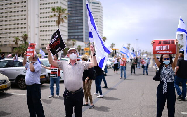 Israelis protest against Prime Minister Benjamin Netanyahu in Tel Aviv on April 24, 2020. (Tomer Neuberg/Flash90) Israelis protest against Prime Minister Benjamin Netanyahu in Tel Aviv on April 24, 2020. (Tomer Neuberg/Flash90)