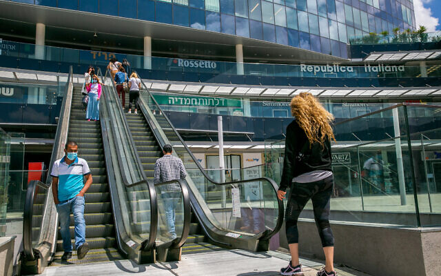 Israelis walk at a shopping center in the city of Netanya, on April 26, 2020. (Yossi Aloni/Flash90)