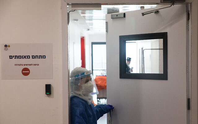 The medical team at the coronavirus unit in Mayanei Hayeshua Medical Center, Bnei Brak, April 27, 2020 (Nati Shohat/Flash90)