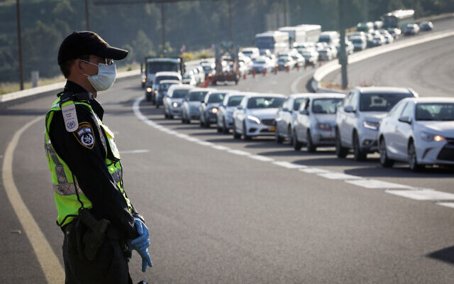 Israeli police guard a roadblock at EIn Hemed, near Jerusalem, on April 28, 2020. (Nati Shohat/Flash90)