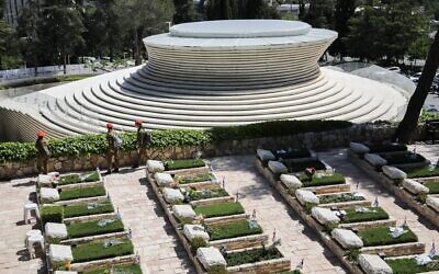 Soldiers at Jerusalem's Mount Herzl Military Cemetery on Memorial Day, Yom Hazikaron, April 28, 2020. (Avshalom Sassoni/Flash90) (Olivier Fitoussi/Flash90)