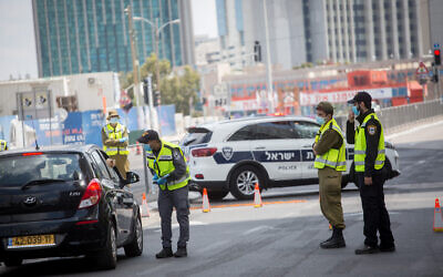Police enforcing a lockdown due to the coronavirus outbreak, seen at a roadblock on Begin Road in Tel Aviv, April 29, 2020. (Miriam Alster/Flash90)