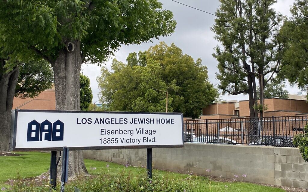 Exterior photo of the Los Angeles Jewish Home, April 12, 2020. (Noam Haykeen/ Times of Israel)