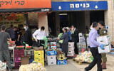 Residents of Beit Shemesh shop at a vegetable stand hours before the start of the Passover holiday. April 8, 2020. (Sam Sokol)