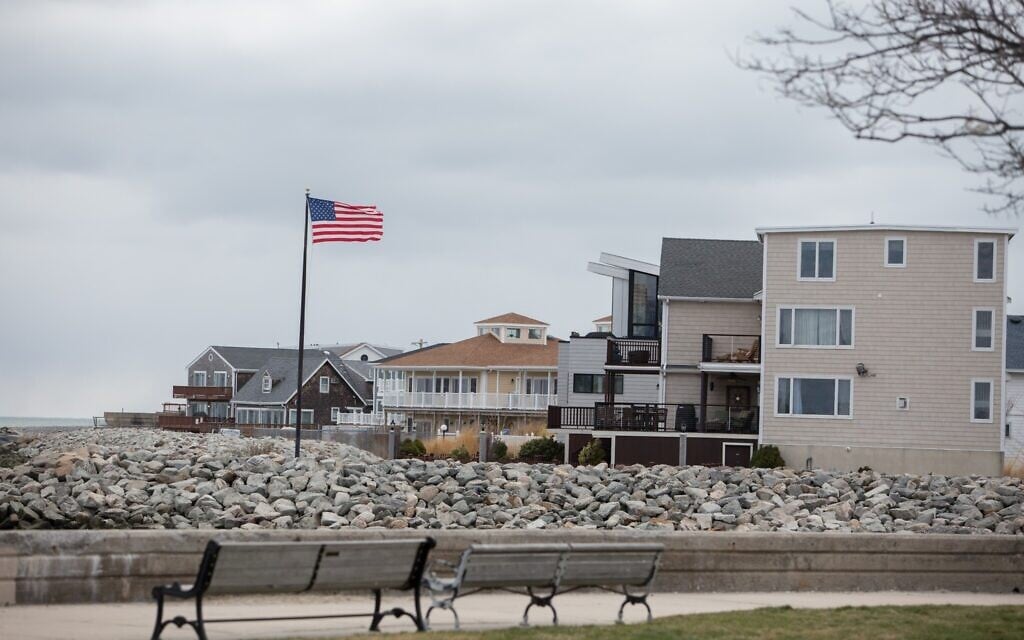 Revere Beach, Massachusetts, not far from the COVID-19 outbreak at the Jack Satter House, April 1, 2020 (Elan Kawesch/The Times of Israel) Revere Beach, Massachusetts, not far from the COVID-19 outbreak at the Jack Satter House, April 1, 2020 (Elan Kawesch/The Times of Israel)