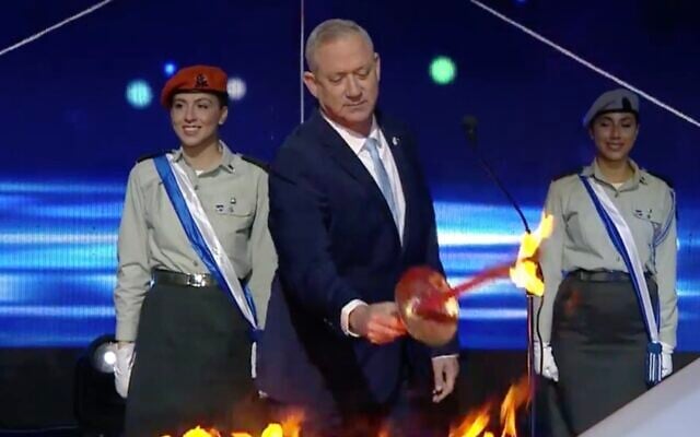 Knesset Speaker Benny Gantz lights a torch during the annual Independence Day ceremony at Mount Herzl military cemetery in Jerusalem on April 28, 2020. (Screen capture: Facebook) Knesset Speaker Benny Gantz lights a torch during the annual Independence Day ceremony at Mount Herzl military cemetery in Jerusalem on April 28, 2020. (Screen capture: Facebook)