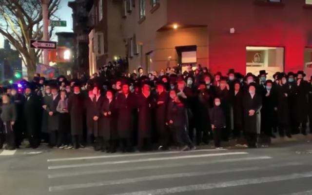 Thousands gather for the funeral of Rabbi Chaim Mertz, a COVID-19 victim, in Brooklyn on April 28, 2020, breaching social-distancing restrictions (Youtube screenshot) Thousands gather for the funeral of Rabbi Chaim Mertz, a COVID-19 victim, in Brooklyn on April 28, 2020, breaching social-distancing restrictions (Youtube screenshot)