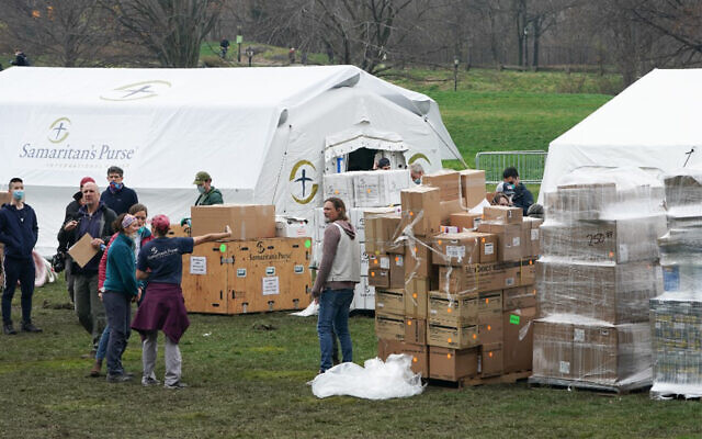 Volunteers from the International Christian relief organization Samaritans Purse set up an emergency field hospital in New York, March 31, 2020. (Bryan R. Smith/AFP) Volunteers from the International Christian relief organization Samaritans Purse set up an emergency field hospital in New York, March 31, 2020. (Bryan R. Smith/AFP)