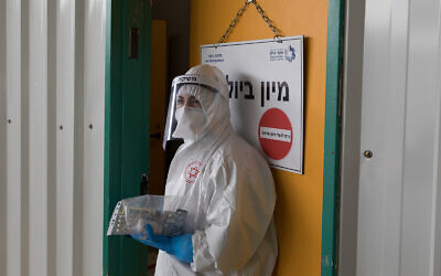 A Magen David Adom worker outside the coronavirus unit at Shaare Zedek Medical Center in Jerusalem, April 10, 2020. (Nati Shohat/Flash90)