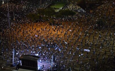 A rally against Prime Minister Benjamin Netanyahu in Rabin's Square, Tel Aviv, on April 19, 2020 (Elad Guttman)