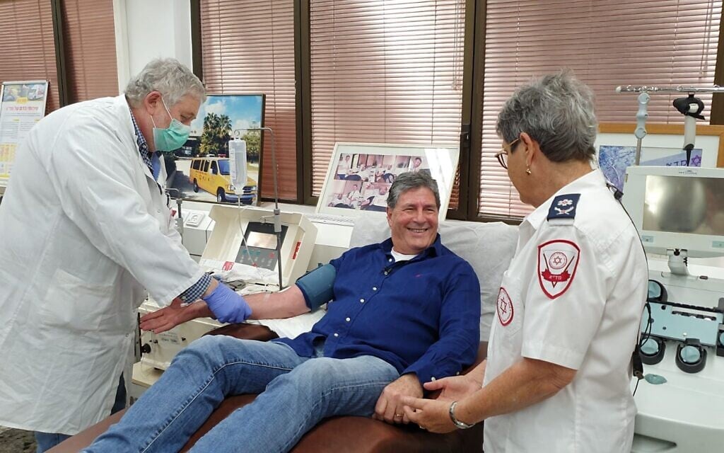 Illustrative: A recovered coronavirus patient (center) donating plasma for Israel's experimental antibodies treatment, and (right) Eilat Shinar. (Magen David Adom)