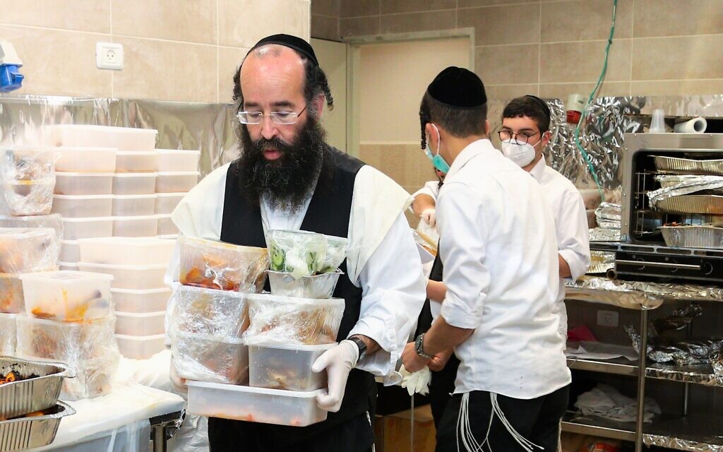 Volunteers from the Ezrat Achim organization in Beit Shemesh prepare food for distribution to Israelis who are homebound due to the COVID-19 pandemic. (Courtesy) Volunteers from the Ezrat Achim organization in Beit Shemesh prepare food for distribution to Israelis who are homebound due to the COVID-19 pandemic. (Courtesy)