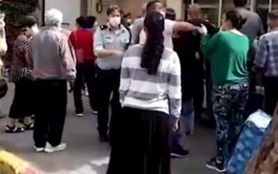 Police are called to stores in Rishon Lezion to control crowds trying to buy eggs, April 5, 2020 (Screen grab/Ynet)