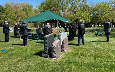 The funeral of Anna Grosz at the Garden of Remembrance Cemetery in Clarksburg, Maryland, April 22, 2020 (Courtesy).