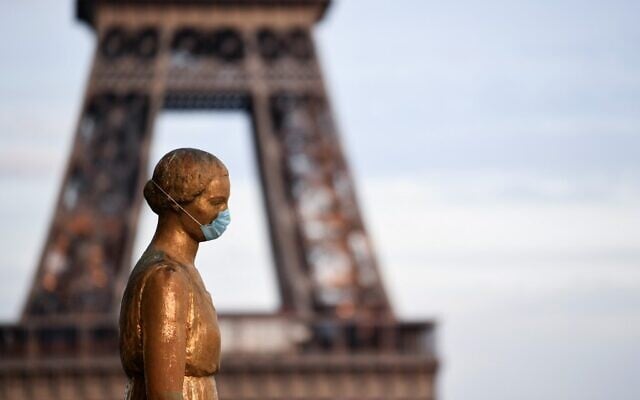 A picture taken on May 2, 2020, shows a bronze statue wearing a face mask at the Parvis des Droits de l'Homme, with the Eiffel Tower in background in Paris, on the 47th day of a strict lockdown in France aimed at curbing the spread of the COVID-19 pandemic, caused by the novel coronavirus. (Alain JOCARD / AFP) A picture taken on May 2, 2020, shows a bronze statue wearing a face mask at the Parvis des Droits de l'Homme, with the Eiffel Tower in background in Paris, on the 47th day of a strict lockdown in France aimed at curbing the spread of the COVID-19 pandemic, caused by the novel coronavirus. (Alain JOCARD / AFP)