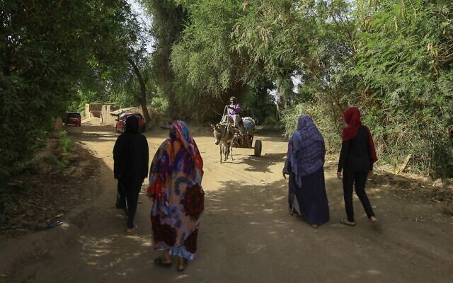 Sudanese women and youth walk together in the capital Khartoum's district of Jureif Ghar on May 5, 2020 (ASHRAF SHAZLY / AFP) Sudanese women and youth walk together in the capital Khartoum's district of Jureif Ghar on May 5, 2020 (ASHRAF SHAZLY / AFP)