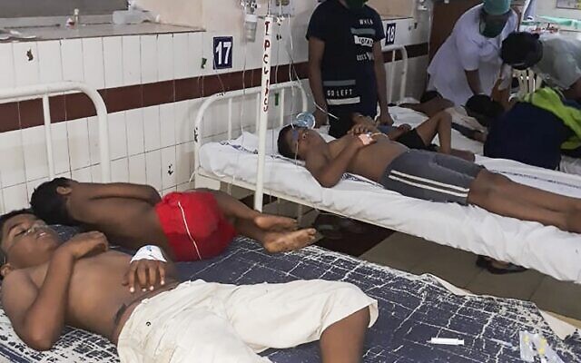 Staff attend to children affected by a gas leak from an LG Polymers plant at the King George hospital in Visakhapatnam on May 7, 2020.(AFP) Staff attend to children affected by a gas leak from an LG Polymers plant at the King George hospital in Visakhapatnam on May 7, 2020.(AFP)