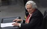 This photo taken on January 31, 2018 ,shows Holocaust survivor and cellist Anita Lasker-Wallfisch addressing the Bundestag (Germany's lower house of parliament) in Berlin during the annual ceremony in memory of Holocaust victims and survivors (John MACDOUGALL / AFP)
