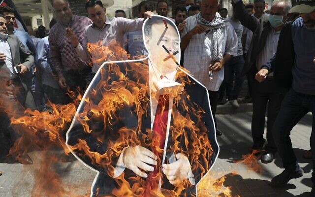 Palestinians burn a cardboard cutout of US Secretary of State Mike Pompeo during a protest against his visit to Israel, on May 14, 2020, in the West Bank city of Nablus. (Jaafar Ashtiyeh/AFP) Palestinians burn a cardboard cutout of US Secretary of State Mike Pompeo during a protest against his visit to Israel, on May 14, 2020, in the West Bank city of Nablus. (Jaafar Ashtiyeh/AFP)