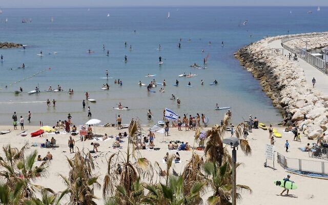 Hundreds of people flock to the beach in Tel Aviv, May 16, 2020, as Israel eased pandemic restrictions. (JACK GUEZ / AFP) Hundreds of people flock to the beach in Tel Aviv, May 16, 2020, as Israel eased pandemic restrictions. (JACK GUEZ / AFP)