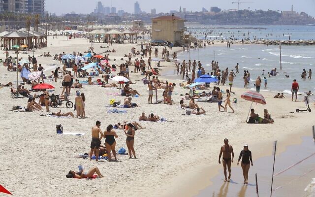 Beachgoers enjoy an afternoon in Tel Aviv as temperatures soar on May 16, 2020, amid the COVID-19 pandemic. (JACK GUEZ / AFP) Beachgoers enjoy an afternoon in Tel Aviv as temperatures soar on May 16, 2020, amid the COVID-19 pandemic. (JACK GUEZ / AFP)