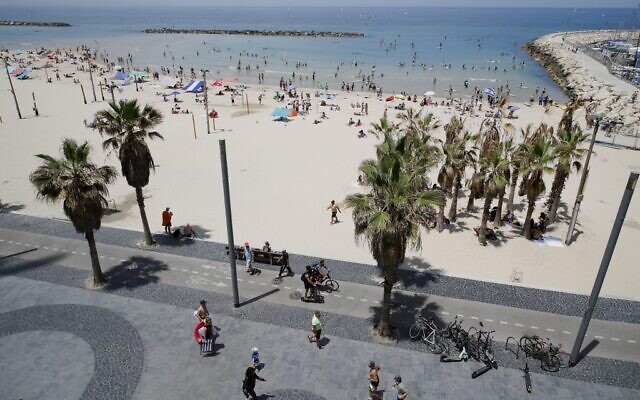 Hundreds of people enjoy a day at the beach in Tel Aviv on May 16, 2020, amid the COVID-19 pandemic. (JACK GUEZ / AFP) Hundreds of people enjoy a day at the beach in Tel Aviv on May 16, 2020, amid the COVID-19 pandemic. (JACK GUEZ / AFP)