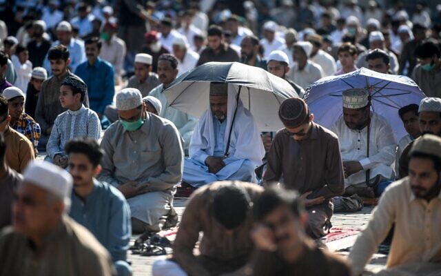 Muslims offer Eid al-Fitr prayers at the Eidgah Sharif Darbar in Rawalpindi on May 24, 2020 (Aamir QURESHI / AFP)