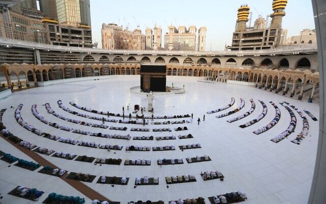 This picture taken early on May 24, 2020 shows worshippers gathering before the Kaaba at the Grand Mosque in Saudi Arabia's holy city of Mecca to attend the prayers of Eid al-Fitr (AFP)