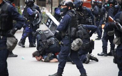 Police special tactical squad detain a protester (C) in Wanchai, Hong Kong on May 24, 2020, as thousands of demonstrators took to the streets to protest against a national security law (Yan ZHAO / AFP)
